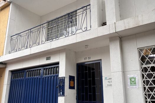 Se vende casa de 318 mts2 en San Francisco, 3 pisos, garaje, 9 hab, 5 baños.
