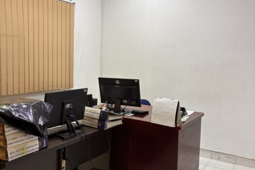 Se vende casa de 318 mts2 en San Francisco, 3 pisos, garaje, 9 hab, 5 baños.