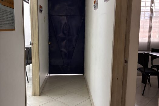 Se vende casa de 318 mts2 en San Francisco, 3 pisos, garaje, 9 hab, 5 baños.