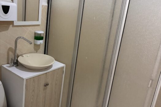 Se vende casa de 318 mts2 en San Francisco, 3 pisos, garaje, 9 hab, 5 baños.