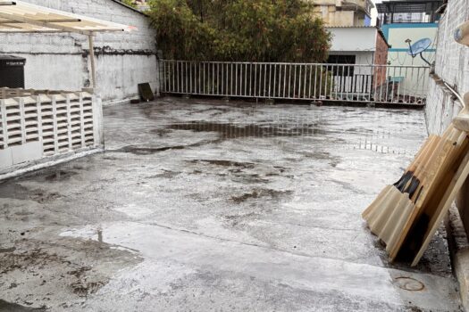Se vende casa de 318 mts2 en San Francisco, 3 pisos, garaje, 9 hab, 5 baños.