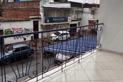 Se vende casa de 318 mts2 en San Francisco, 3 pisos, garaje, 9 hab, 5 baños.