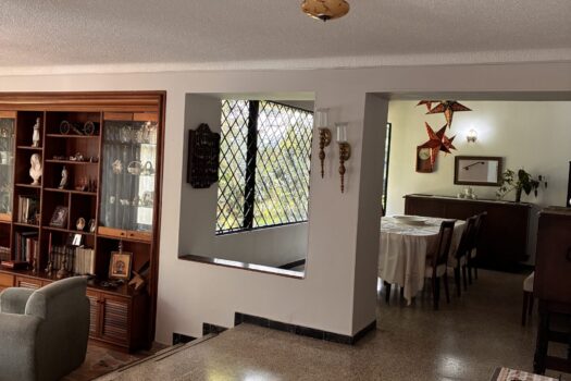 Se vende impresionante casa de 270 mts2 en lagos del cacique