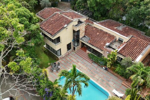 Se vende impresionante casa de 270 mts2 en lagos del cacique